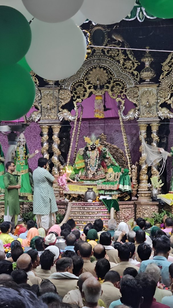 desi_thug1's tweet image. 15 Extremely Beautiful Mandir in Vrindavan that Every Hindu Must Visit During their Vrindavan Tour 🧵
1. Shri Banke Bihari Ji Mandir