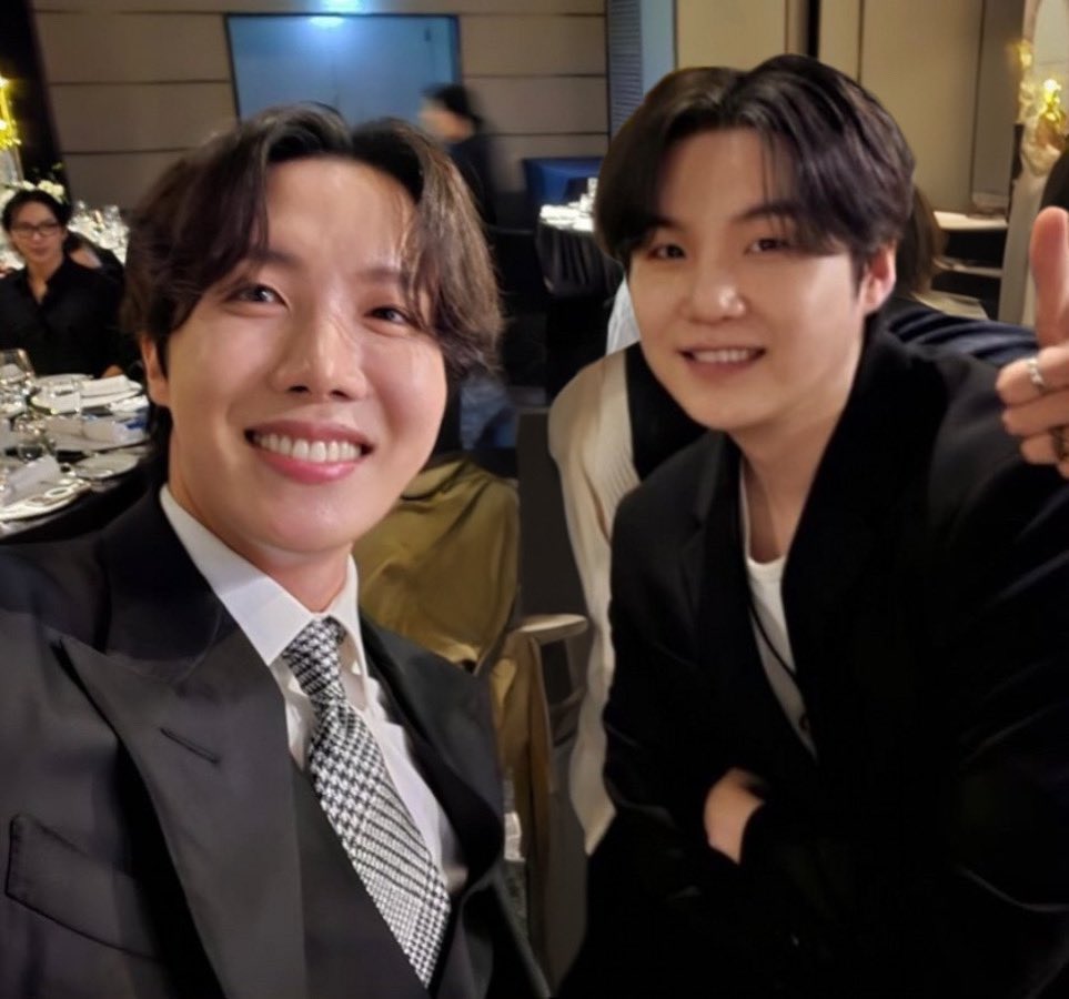 슈홉 정장 셀카가  실존한다
