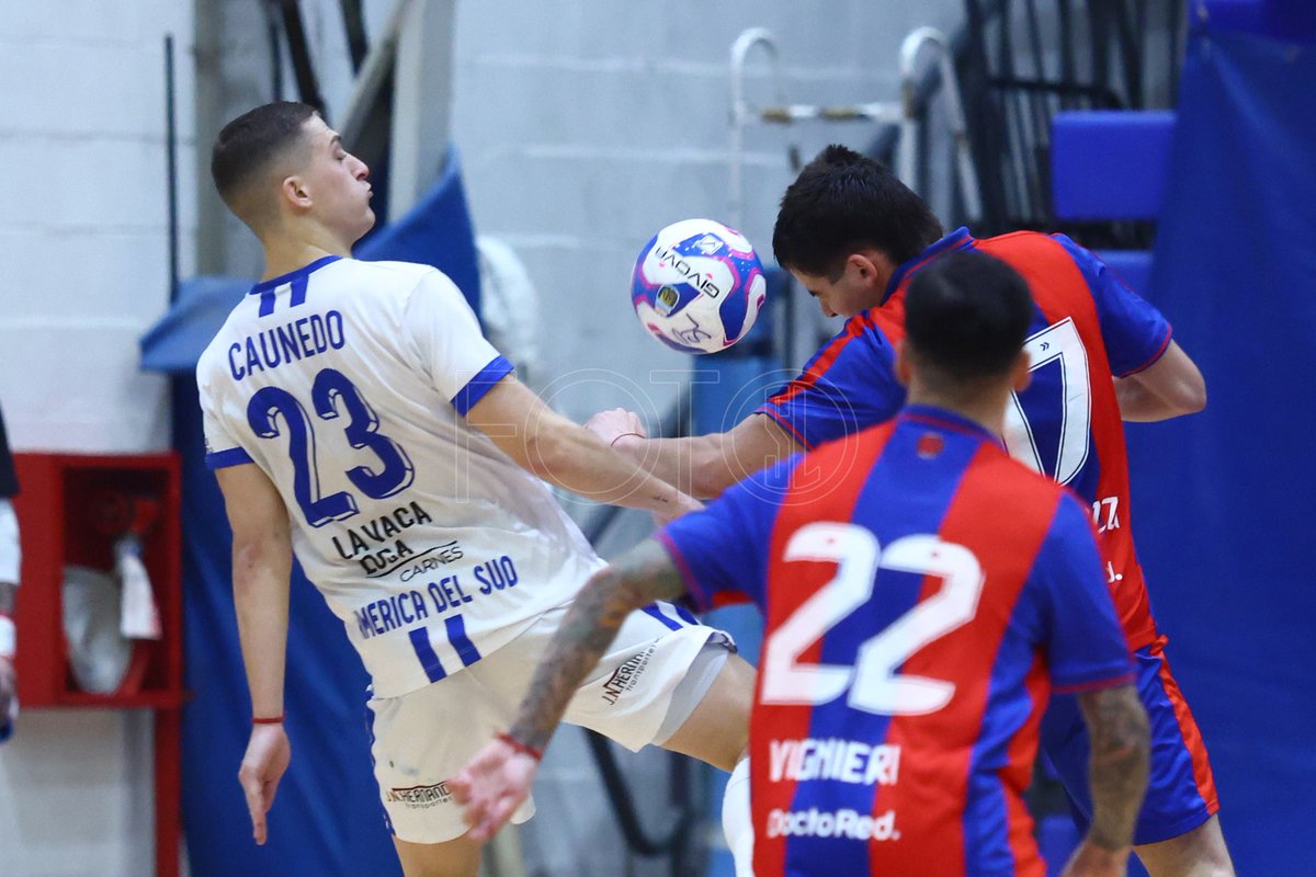 FotosSL's tweet image. Las fotos del partido del Futsal San Lorenzo 1 - 2 America del Sud, miralas en fb.com/FotosSL #FutsalMasculino #SanLorenzo