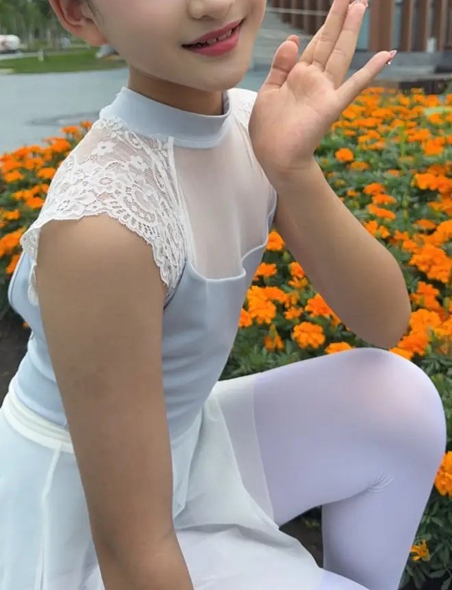 夫人道，女鹅被调教的很好，你看照片中的她是不是可爱清纯，实际上小穴，屁眼，胸部都挂满精液，小小年纪就能这么自如，可能比夫人还要有潜力哦。夫人这么热的天还裤袜长靴，这味道一定很好，真是羡慕教练他们了
#性奴培育 #母女双飞 #丝袜 #舞蹈服 #精液脚