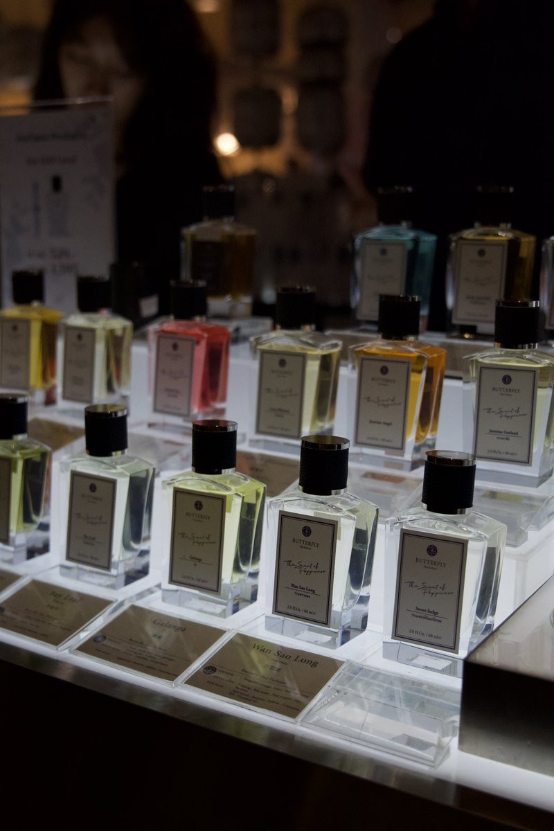 teapeachrose's tweet photo. Brand parfum yang satu kandungan alkoholnya hanya 10% sisa 90%nya OILs

BUTTERFLY brand dari Thailand 
📍Lokasi : centralwOrld, BKK 🇹🇭

Aromanya sangat intense dan fotorealistis.

Untuk harganya bervariasi, ukuran 60 ml start dari 1395 ฿. https://t.co/801oa0jKEJ