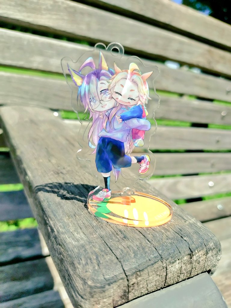 UNCO83_'s tweet image. ちまいアクキー&スタ見本。 こんな感じで立てられるしキーホルダーにも出来る、一緒にお散歩仕様です。片面印刷ですがニス加工して貰ったので剥がれにくいと思います✨️夏コミメインですが、その後Boothでも少し受け付ける予定です。頒布価格は300円を予定しています。