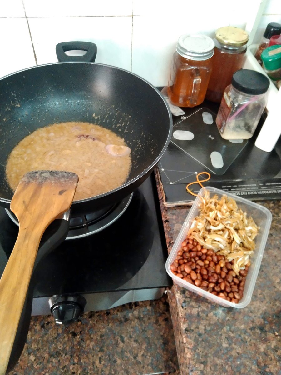 AcitSidek's tweet image. Ada ni.. tgh masak nasi lemak ayam berempah.. mampu masak ni je, nak masak nasi minyak kita tak tau lagi bila.. tiberr😂.. nnt kawin hari2 saya boleh masakkan utk awk.. 🤭