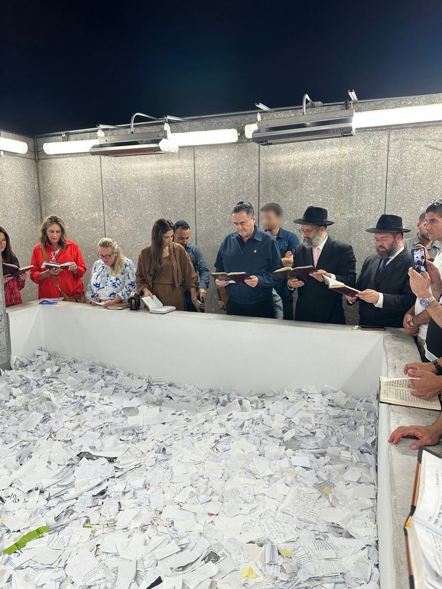 Israelcohen911's tweet image. שר הבטחון ישראל כץ בתפילה הלילה בציונו של הרבי מלובביץ׳ בניו יורק