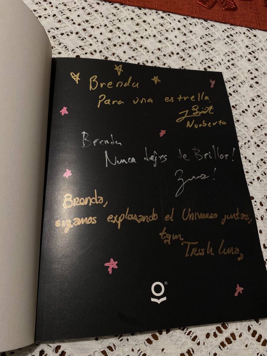 CrudaCientifica's tweet photo. En la presentación del libro de mis amigos de @AstrofisicosA 

Es un libro increíble, lleno de ilustraciones fantásticas. Su contenido es muy bonito y muy bien explicado, hasta explican cómo hacer un telescopio casero!!! 🔭 

Muchísimas felicidades, a los tres!!!! https://t.co/8nYUjsktll
