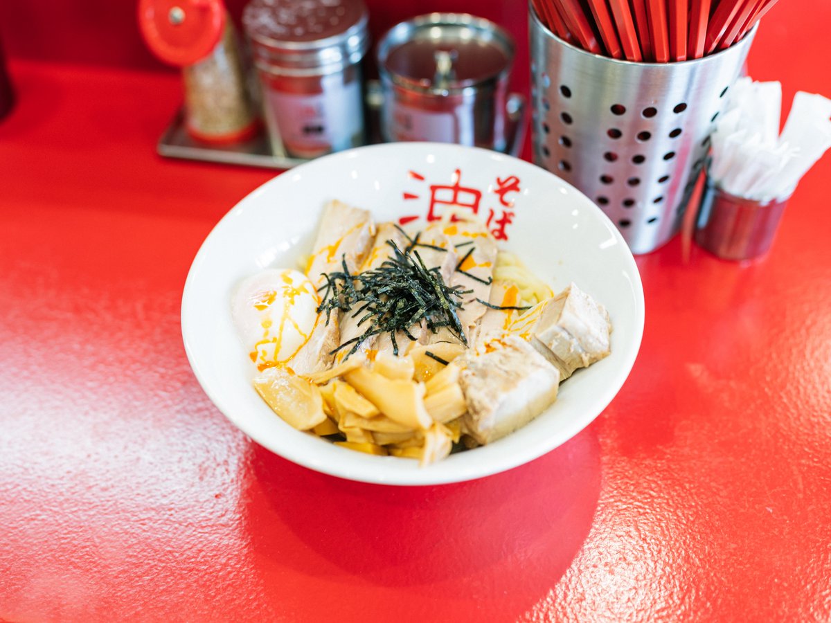 tnkrkkr's tweet image. ラー油とお酢は普段はそれぞれ存在感えぐいのに油そばにかけるとまったく存在感がなくなるのなんでだろう。
地元の個性ばちぼこの天才が美大に入って目立たなくなるあの現象と同じだろうか。たぶんちがう。
なんにしたっておいしかった。