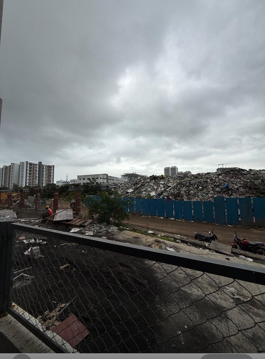 Garbage getting pilled up even after multiple complaints from past 6 months near <a href="/geradevelopment/">Gera Developments</a> World Of Joy society adjacent to Podar International School. This is health hazard for around 300flats in the vicinity <a href="/PMCPune/">PMC Care</a> #Bapupathare plz help  <a href="/BJP4Maharashtra/">भाजपा महाराष्ट्र</a>