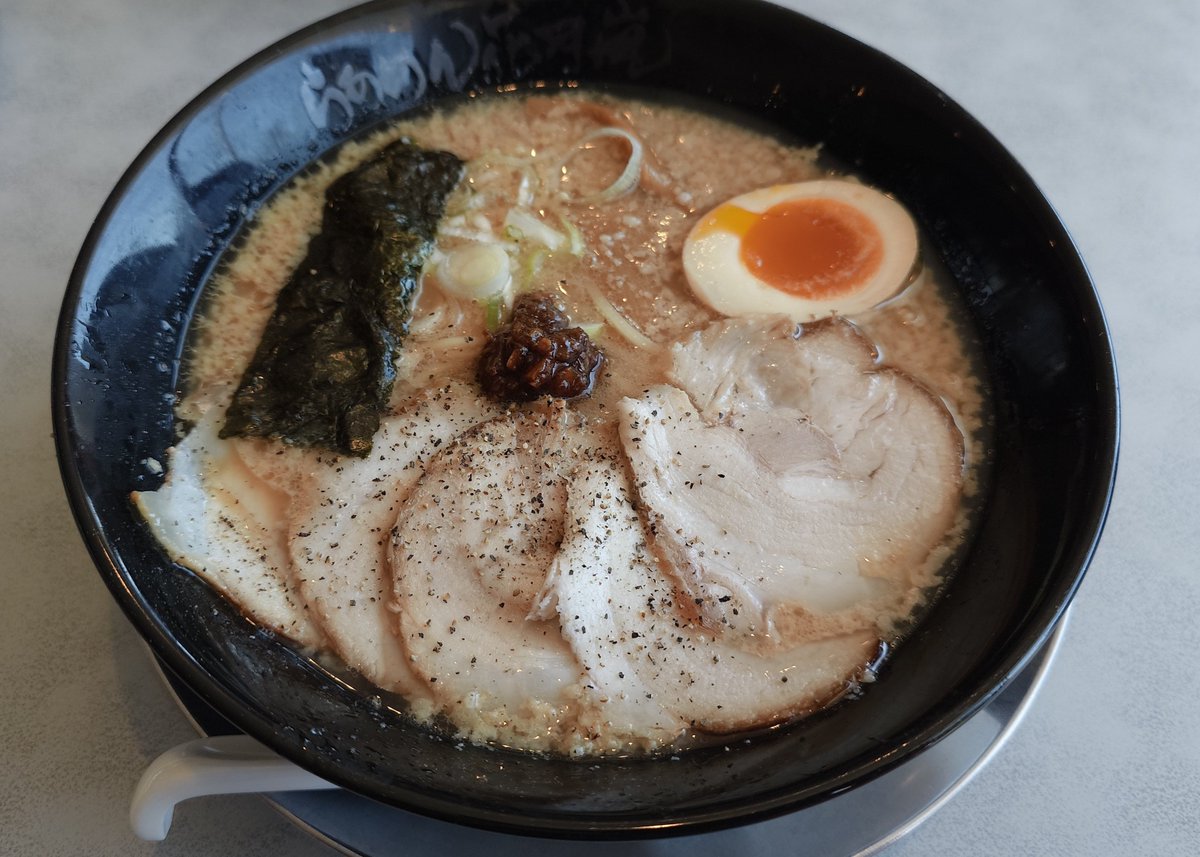 ramenkiricovu88's tweet image. 花月嵐さん
🍜65杯目
🍜嵐げんこつチャーシューメン(醤油)
🍚半ライス(クーポン)
茅ヶ崎の花月嵐さんで昼麺。
味は安定の美味さだったけど、少しスープが少なかった気がしたけど気のせいかな。
さて選挙行きますか〜
#花月嵐