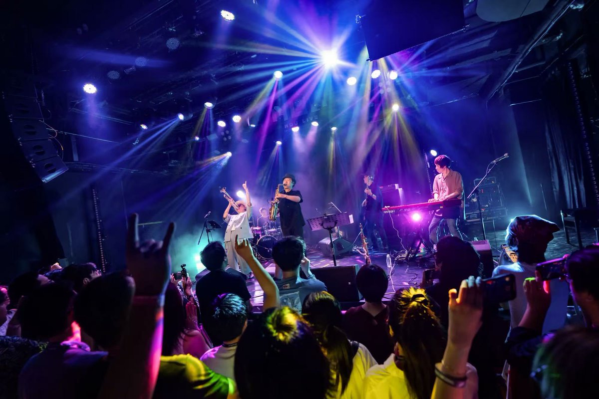 nabecolobass's tweet photo. ツアー3日目　深圳も無事に終了

大雨の中たくさんのお客さんが来てくれました

感謝！！

パンダ柄のビールで乾杯🐼🍻

photo by Nikki Zeng https://t.co/3mLFVYaD5w