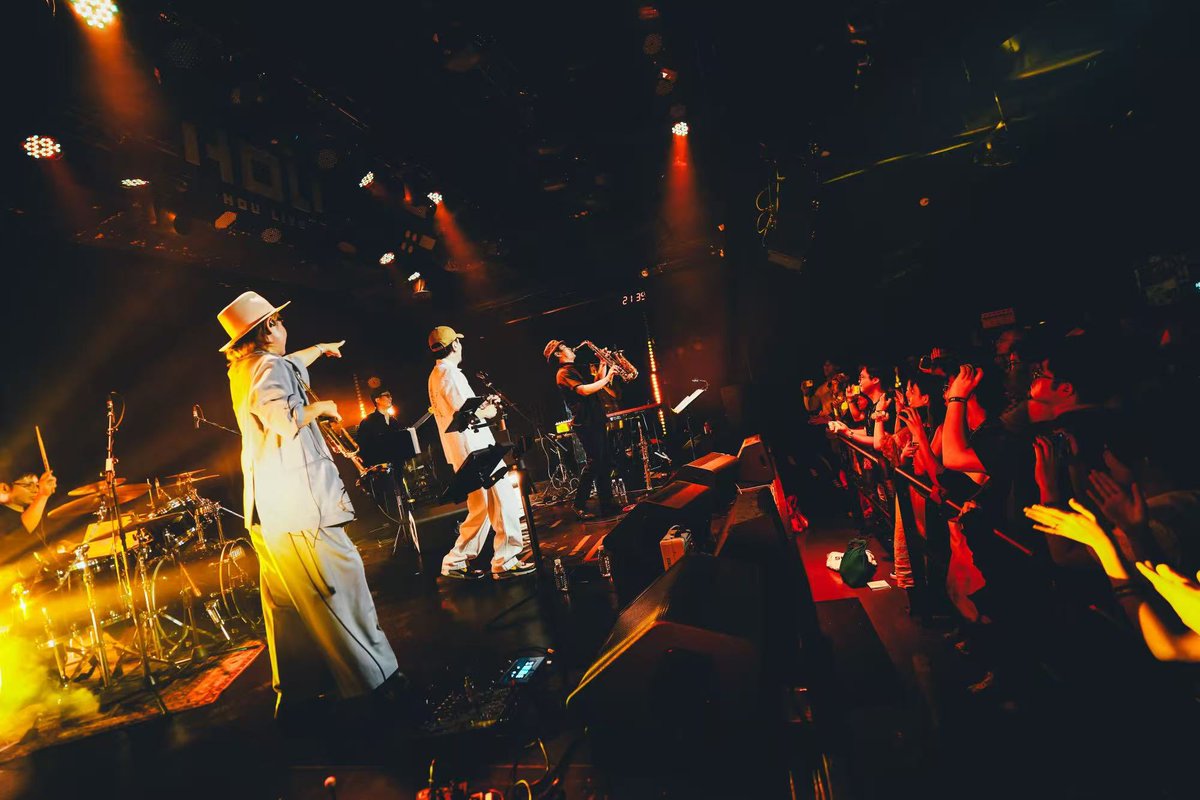nabecolobass's tweet photo. ツアー3日目　深圳も無事に終了

大雨の中たくさんのお客さんが来てくれました

感謝！！

パンダ柄のビールで乾杯🐼🍻

photo by Nikki Zeng https://t.co/3mLFVYaD5w