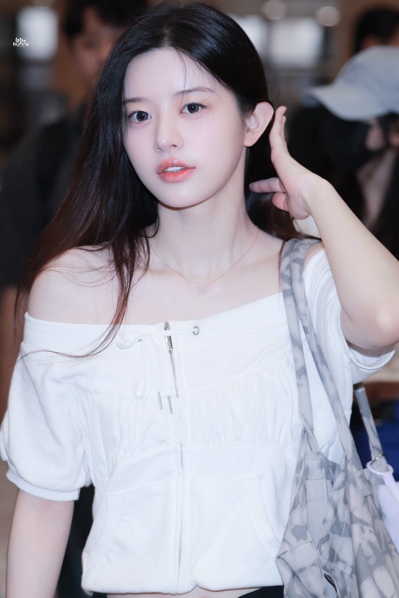 MOKA &amp; MINJU are gaining attention for their GODDESS and PRETTY Visuals at the airport.