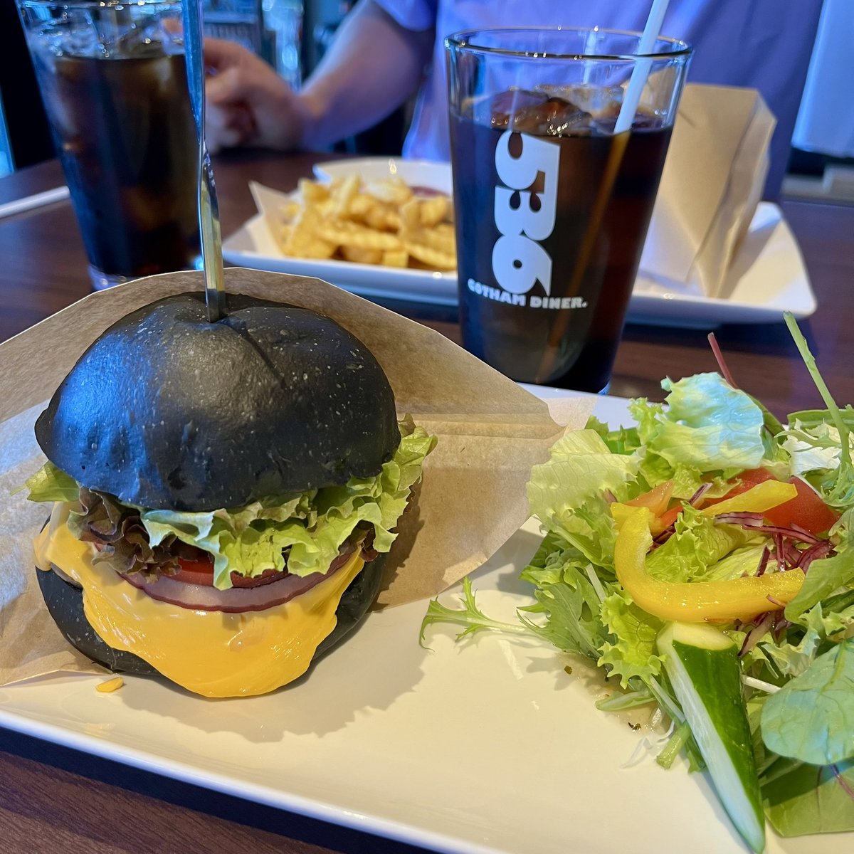 mina_241301's tweet photo. お昼はハンバーガー🍔！
竹炭バンズに肉々しいパテ🐄⸒⸒🍖美味し♡
  #GOTHAMDINER #ゴッサムダイナー https://t.co/qjs8mzbqDS