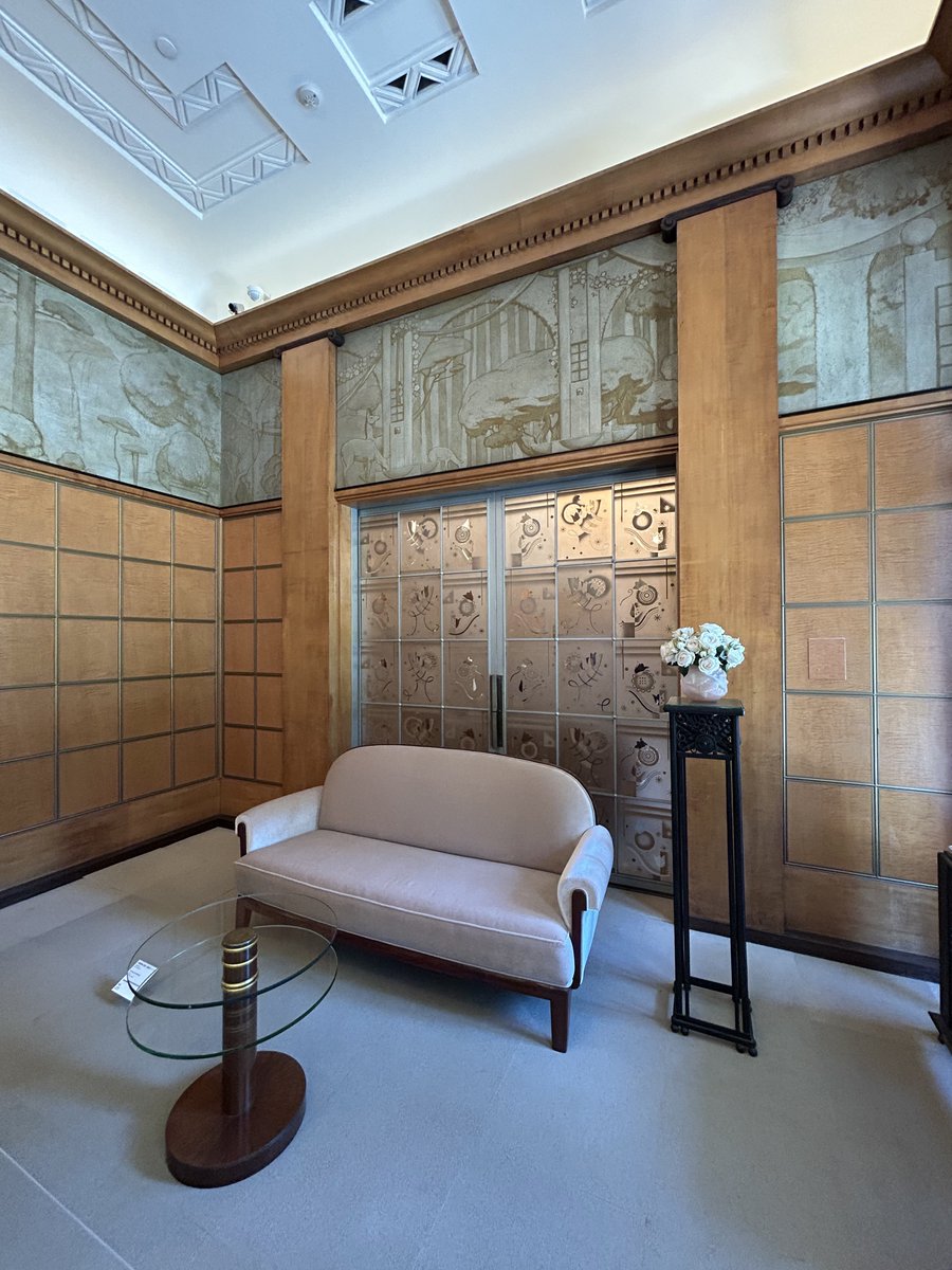 emuratee's tweet image. 久しぶりの庭園美術館。
壁は全ての部屋で違うし、壁と建具の間にいちいち装飾が入ってる。すごい手間だな。