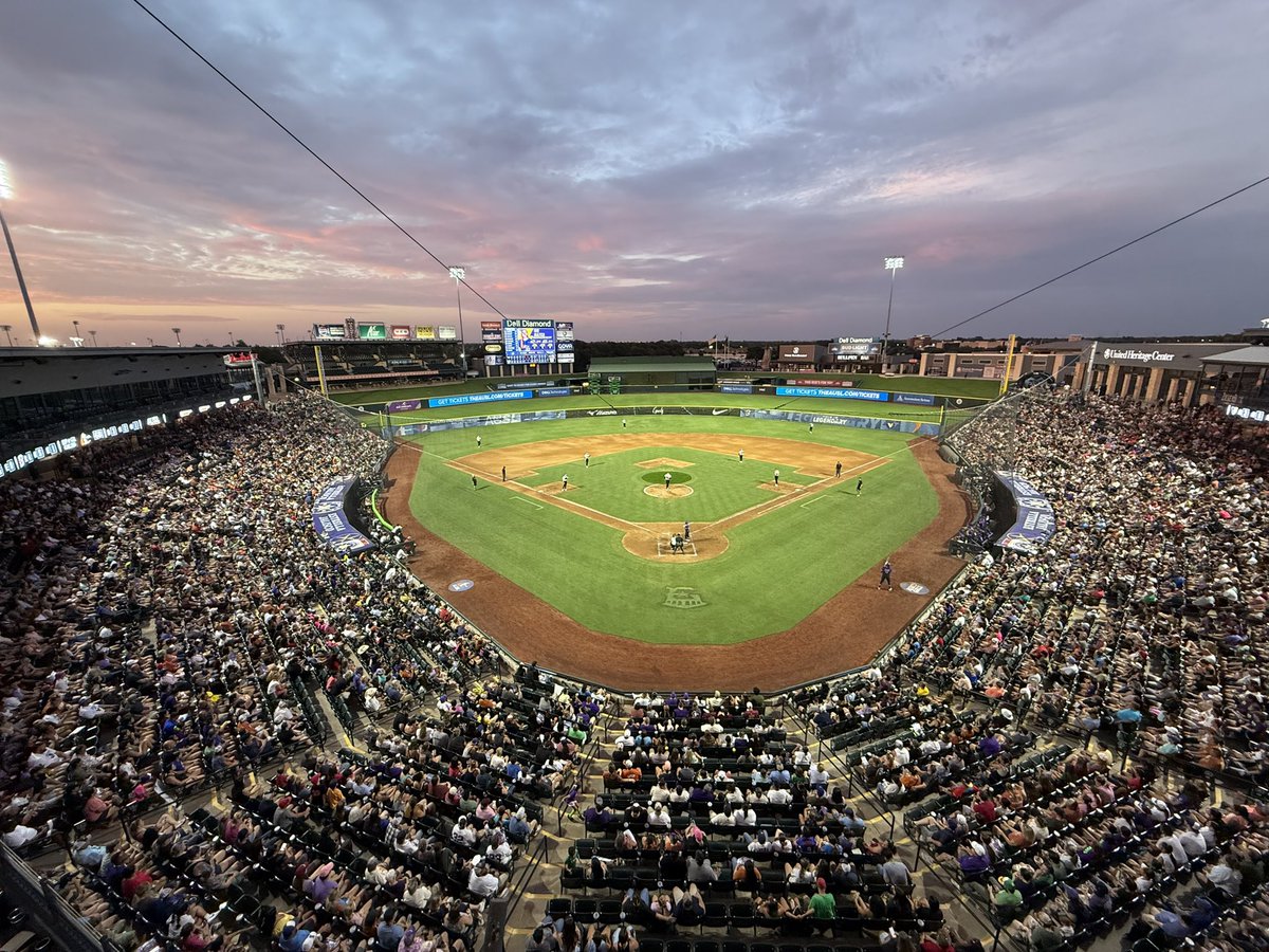 This is what supporting women’s sports looks like ❤️

6,500 strong for tonight’s game in Round Rock, TX between Bandits and Volts

Can you believe it?!

People have *quickly* fallen in love with <a href="/theAUSLofficial/">AUSL</a> and it’s amazing. 

Just another pinch me broadcast moment this yr!