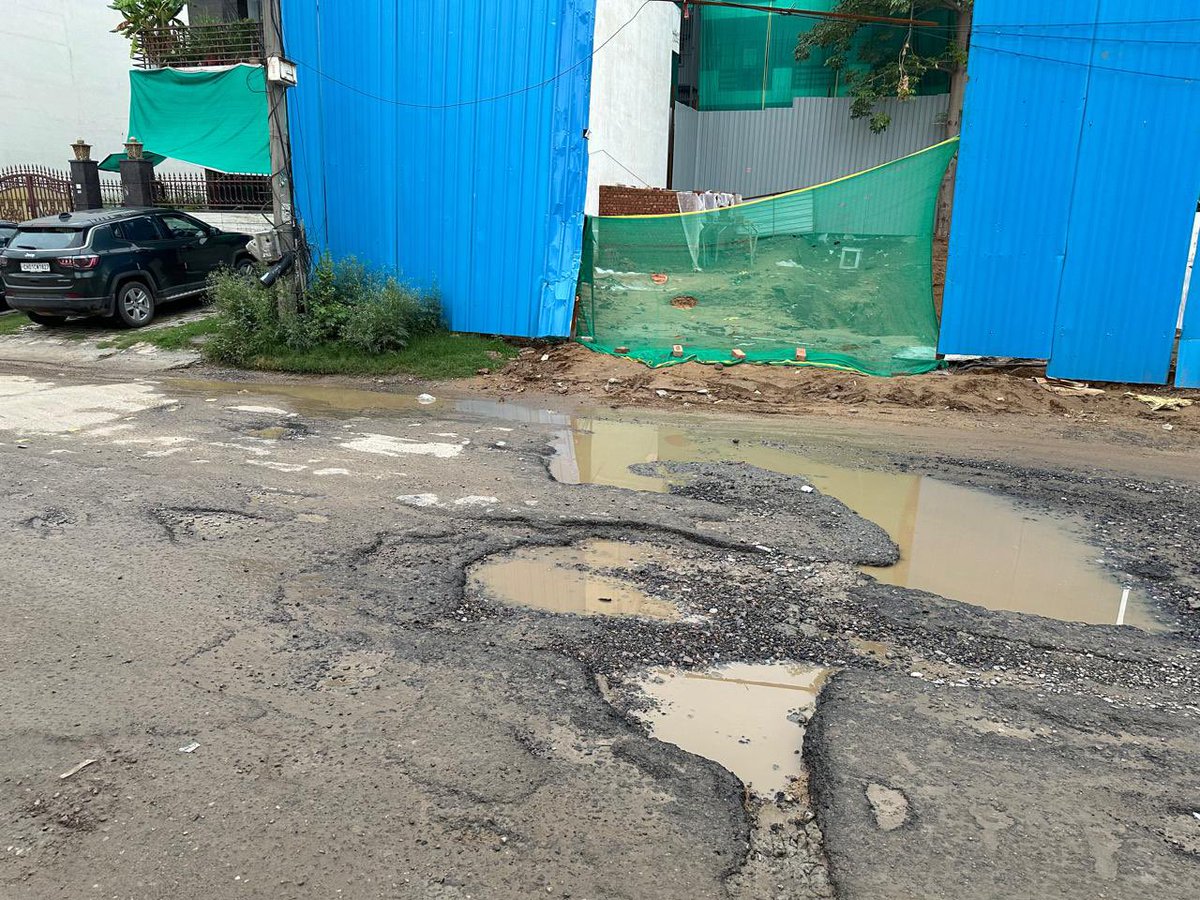Gurgaon doesn’t need more malls.
It needs roads you can walk on, drains that don’t flood, Waterlogging after just 15 mins of rain. This isn’t just negligence — it’s civic failure.<a href="/PMOIndia/">PMO India</a> <a href="/narendramodi/">Narendra Modi</a> —are you watching?@cmoharyana <a href="/DC_Gurugram/">DC Gurugram</a> @MCGurugram
#SmartCityOrSmartJoke