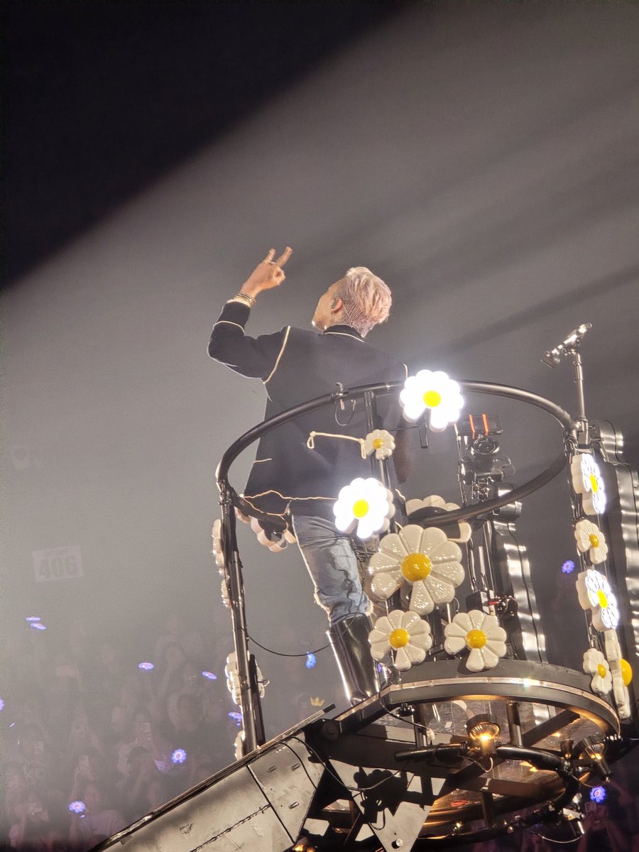 Alexhkf1's tweet photo. As usual, no watermark! Save save save buat kenangan 💓🥲 #GDRAGON #GD #Übermensch #위버맨쉬  #UbermenschInMalaysia_Day1  #GDRAGONinKL #GDRAGONinMY #GDWORLDTOUR2025 https://t.co/zFDCooMTG0