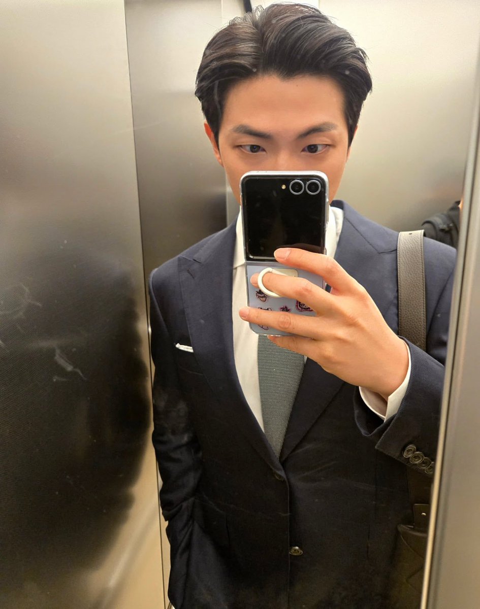 charts_k's tweet photo. RM on Instagram

nonchalant https://t.co/EAfpslVPnM