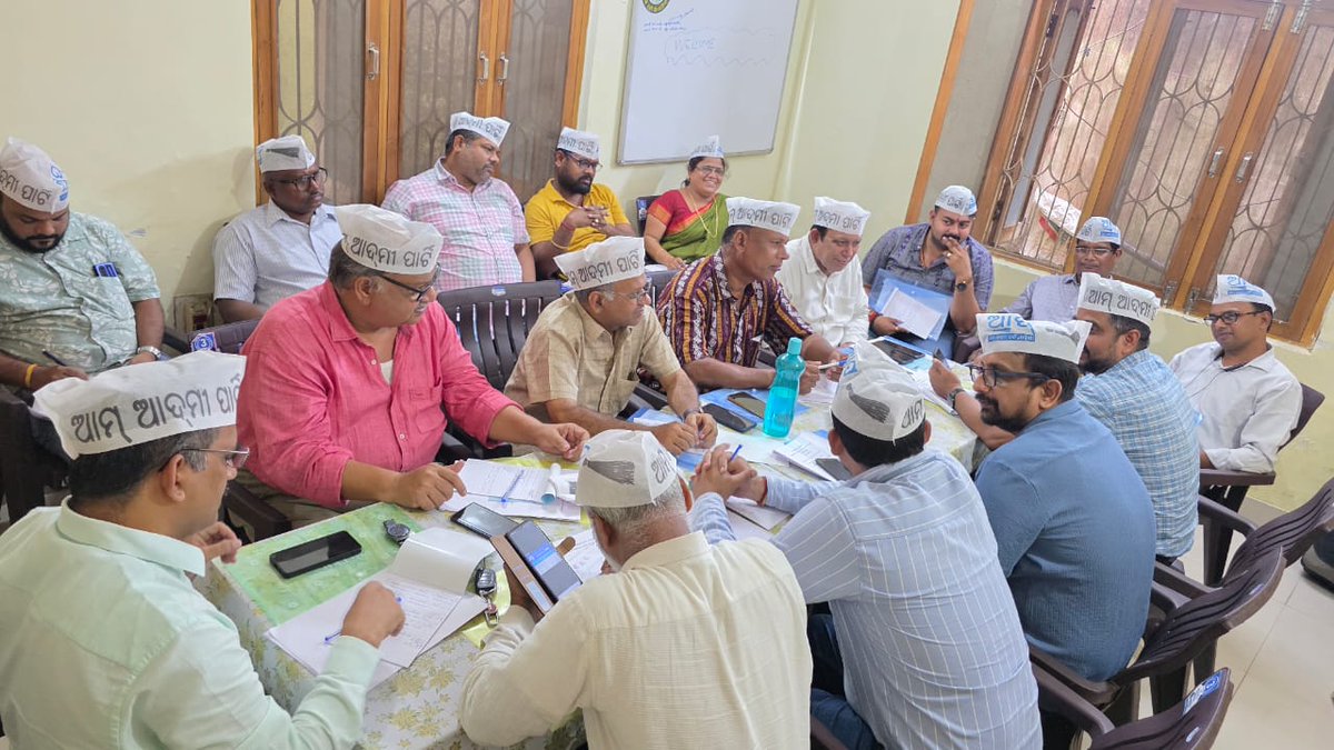 AAPOdisha's tweet photo. The State Secretaries, the Lok Sabha In-charges and the State Frontal Wings Meet at the State Party Office, Bhubaneswar.
#OrganisationBuilding
@AamAadmiParty
@ArvindKejriwal
@virenderrkadian
@nishimohapatra https://t.co/ABktdWvEgZ