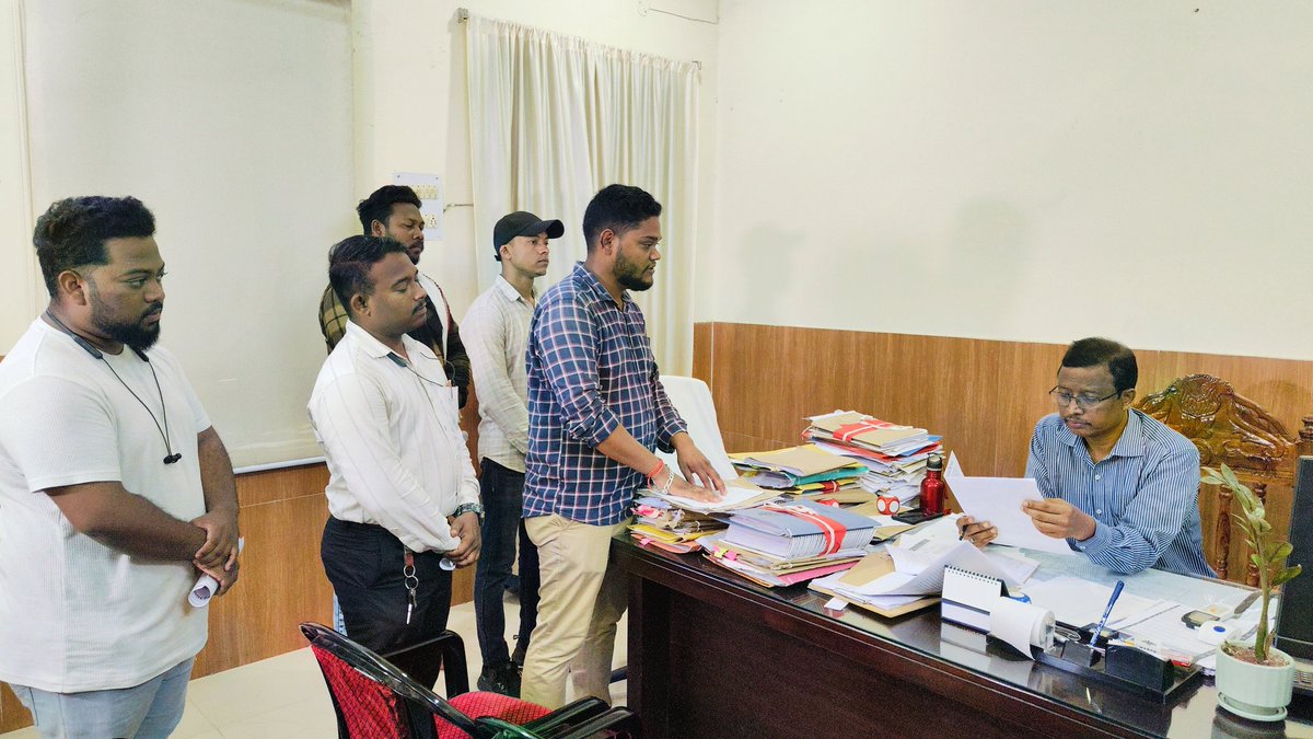 LBalangir's tweet photo. ନୂତନ ଭାବରେ ତିଆରି ହୋଇଥିବା @BBMCH_bgr ରେ ଶୀଘ୍ର Blood storage Unite ର ବ୍ୟବସ୍ଥା କରିବା ପାଇଁ @CMO_Odisha  ଙ୍କୁ ବିନମ୍ର ଅନୁରୋଧ l ରୋଗୀ ବହୁତ୍ ହଇରାଣ ହେଉଛନ୍ତି ଏ ନେଇ ଗତକାଲି ବଲାଙ୍ଗିର ଜିଲ୍ଲାପାଳ ଙ୍କୁ ଦାବିପତ୍ର ଦିଆଗଲା
@HFWOdisha @CollectorBgr 
@MahalingMukesh @SecyChief @DeoKalikesh https://t.co/1rjYHIgcXI