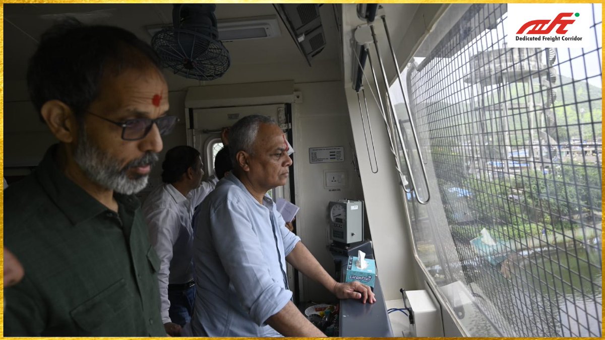 Shri Praveen Kumar, MD/DFCCIL, along with senior officers and domain experts of DFCCIL, conducted the first-ever railcar inspection from Vaitarna to Kharbao.
This marks a significant milestone for the final leg of the Vaitarna–JNPT section.
The inspection, held on 18th and 19th