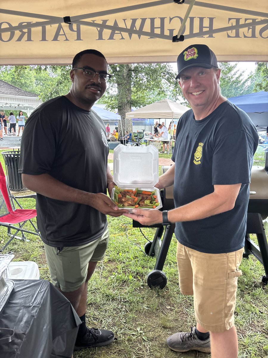 THPLawrencebur's tweet image. Sgt. Ellis & Trp. Garrett along with our other awesome team members had a wonderful time at the Loretto Lions emergency services wing cook off. There was a touch a truck event for the kids. Even though we didn’t place in the top 3 it was a great networking & recruiting event.