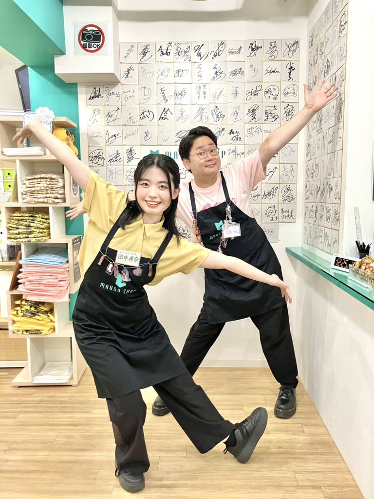 MAUSUSHOP's tweet image. マウスショップオープン🐭

本日のお手伝いさんは
周藤千拡さんと田中希奈さんです！

可愛いポーズのお2人が
元気にお待ちしております💪✨

今日もとっても暑いので
お気をつけてお越しください☀️

本日もお待ちしております🍒

 #マウスショップ