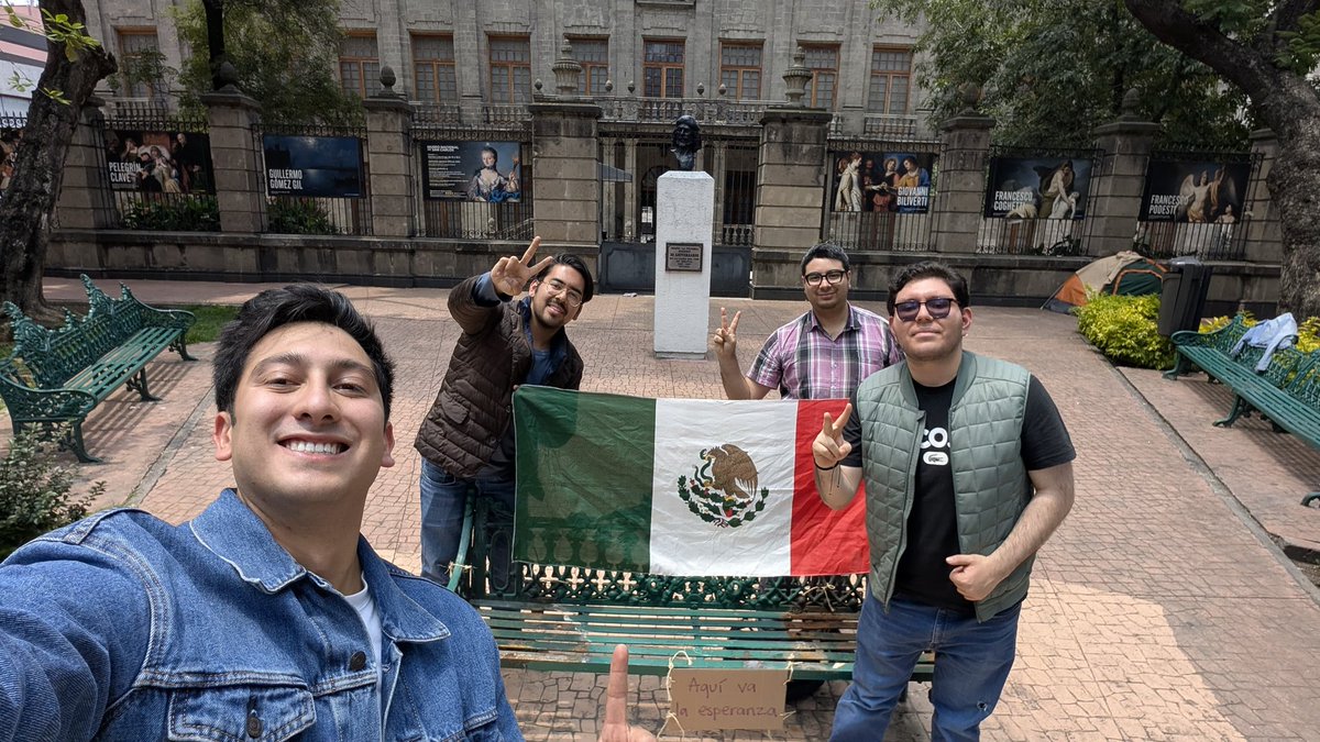 🤜🤛 Una banca de los mexicanos y para los mexicanos 🇲🇽 

Y si tanto les duele a los cerdos comunistas unas estatuas, regresense a Cuba a disfrutar la herencia de la Revolución Castrista!!