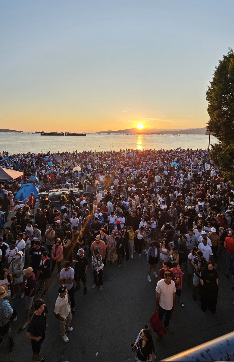 iamkennethchan's tweet image. A quintessential Vancouver moment. #CelebOfLight 🌅🇨🇦🎆