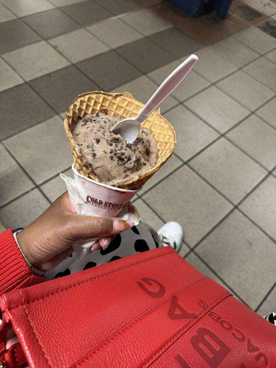 TheQueen_Val's tweet photo. Yes I got my ice cream π«π¦ #Coldstone #NYC #TimesSquareBaby #LoveIt #ChocolateDevotion https://t.co/Uy5KEym91u