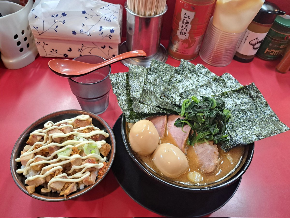 MAMO_CHANNEL666's tweet image. 今日の🍜お昼ご飯
🐯とらきち家光さんへ🎵
🐷豚バラことちゃん🍜
《煮豚2枚・デフォ2枚》
TPetc. 🍚賄い飯
久しぶり🐷ことちゃん極厚😇
🍜黄金スープ✨超うまーい👍
賄い飯に無限にんにく+マヨ😆
🐷🍚最強ご飯完成(*^^*)/
🐯光大将🎗️🐯若女将✨
ご馳走様でした😋🎵
#とらきち家光
#家系ラーメン
