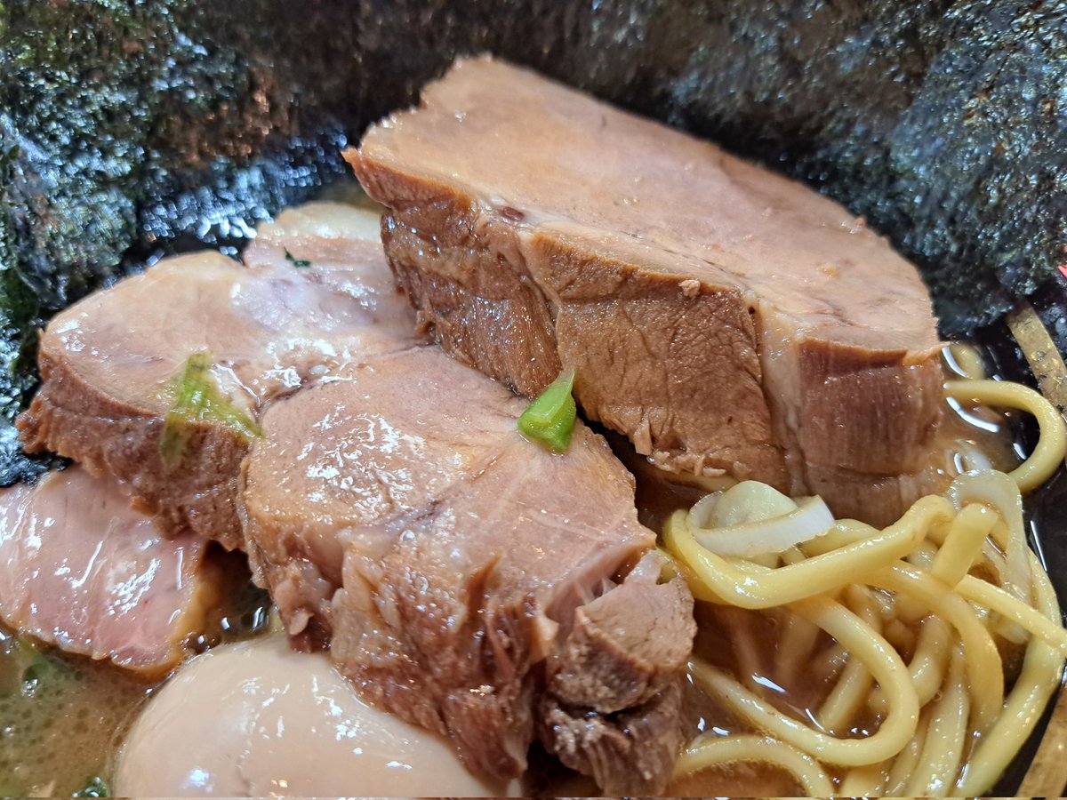 MAMO_CHANNEL666's tweet image. 今日の🍜お昼ご飯
🐯とらきち家光さんへ🎵
🐷豚バラことちゃん🍜
《煮豚2枚・デフォ2枚》
TPetc. 🍚賄い飯
久しぶり🐷ことちゃん極厚😇
🍜黄金スープ✨超うまーい👍
賄い飯に無限にんにく+マヨ😆
🐷🍚最強ご飯完成(*^^*)/
🐯光大将🎗️🐯若女将✨
ご馳走様でした😋🎵
#とらきち家光
#家系ラーメン