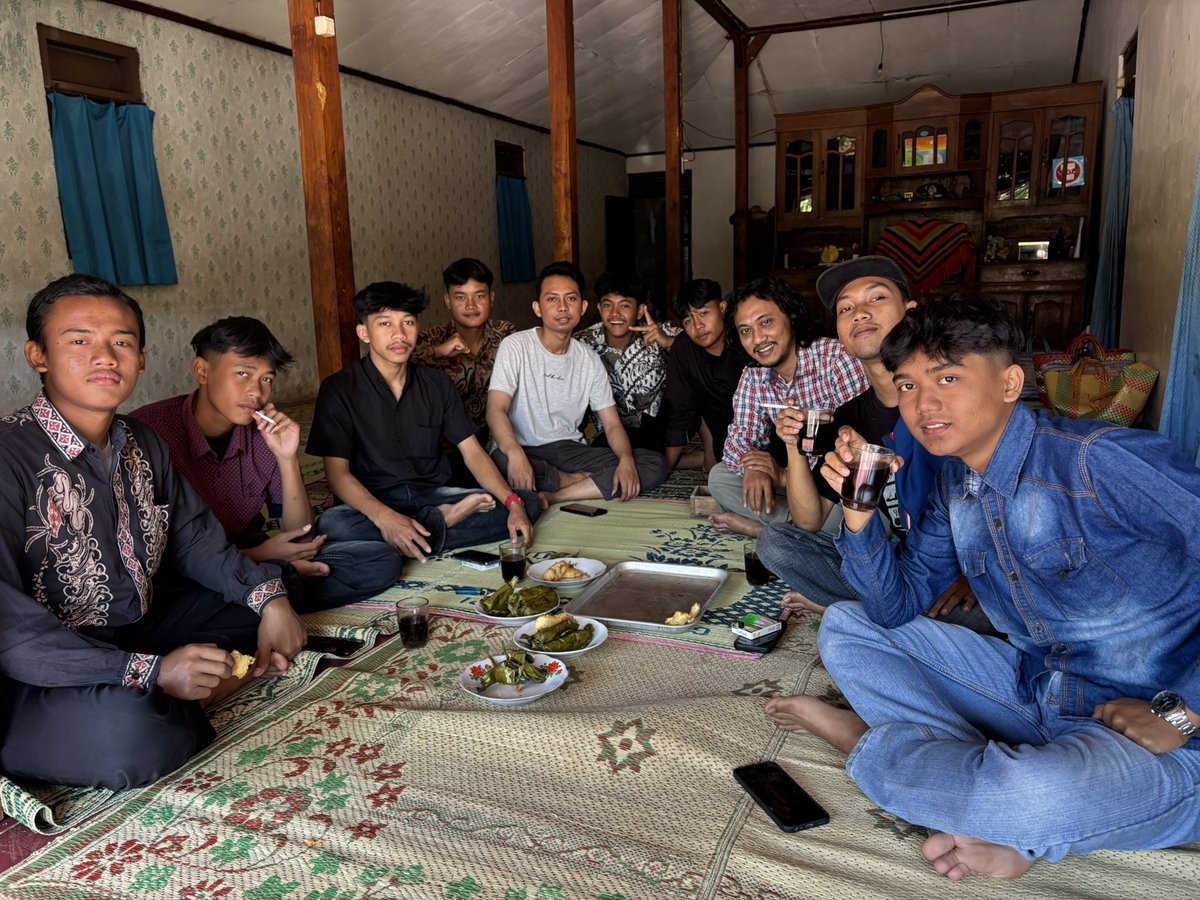 Sunday Morning Call: Ngopi sejenak bareng <a href="/BKRKarang/">Bakti Karya Remaja Karang</a> setelah selesai munjung &amp; ngulem. #mempengbanget #dusunkarang #sundaymorningcall #butengop #ngopisikndhakgelisah #karang #bkrkarang