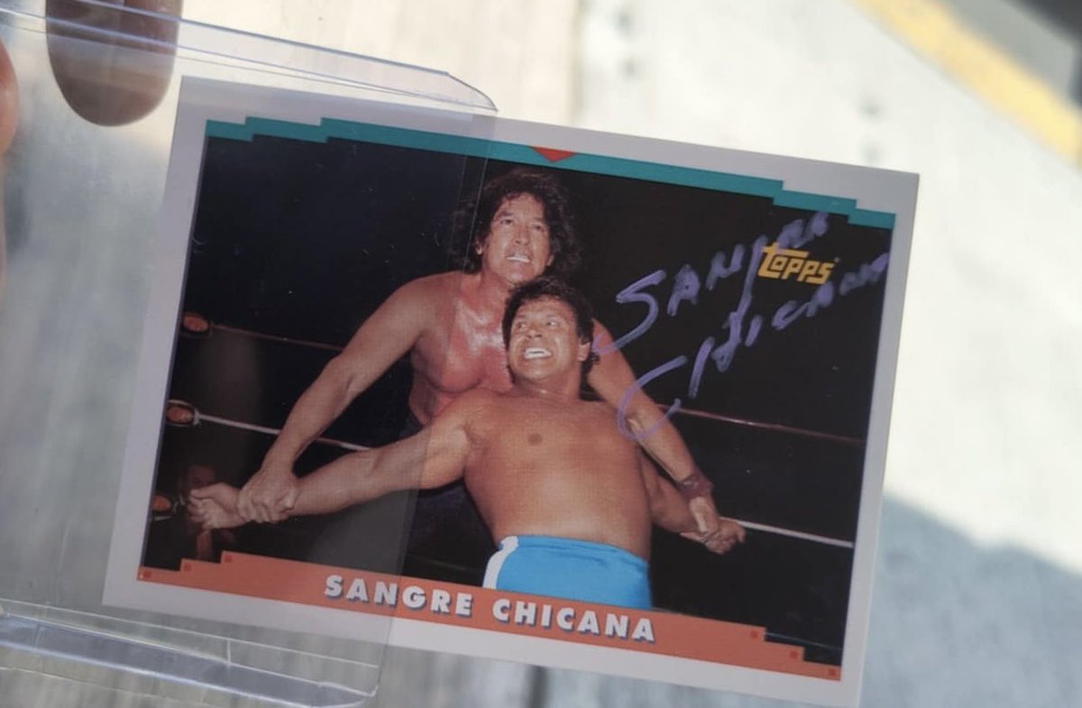 roylucier's tweet image. Since there isn’t a lot of them out there, it is a big deal to me to get this 1993 Topps CMLL card signed by the legendary Sangre Chicana today! “El Padre de Mas de 20” (including being the father of current AAA Toxica “La Hiedra”) said he didn’t remember anything about these…