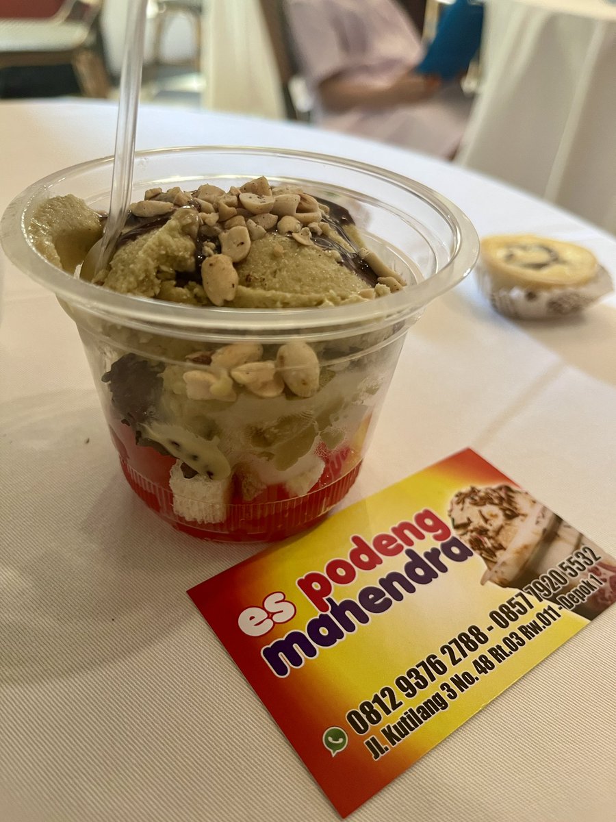 Es podeng mahendra ini enak, pake eskrim alpukat gitu 👍