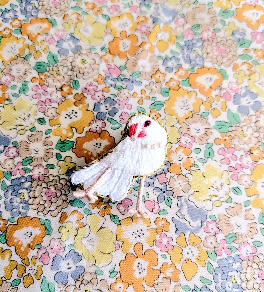 〚イルカメ様オーダー〛刺繍ブローチ 海を漂うイルカのビーズ刺繍 ブローチ - Coco Clip | minne 国内