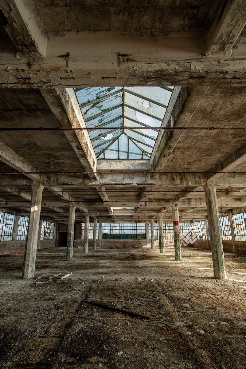 ExploresMr's tweet image. Skylit; plenty of light to be had on the second floor of this long abandoned Canton, Ohio motor plant.