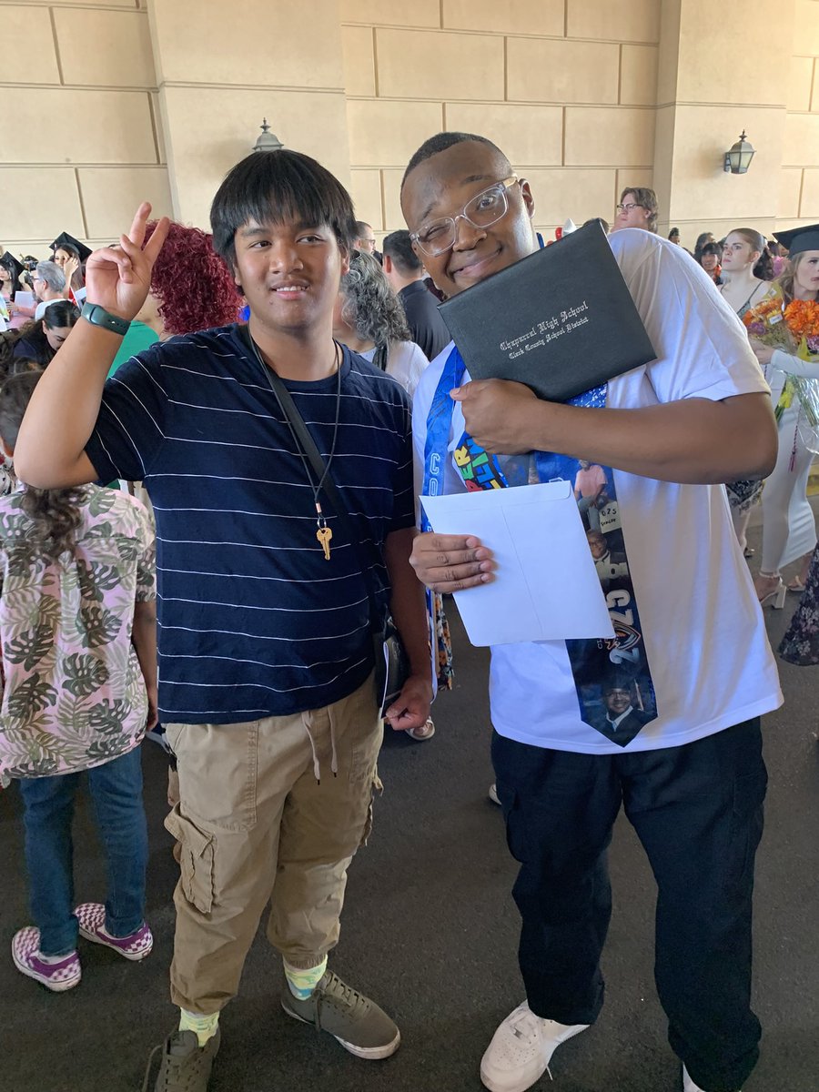 CollinDoesArt's tweet photo. GRADUATED! 😃🎓🧑‍🎓👨‍🎓(Late post) #Graduation https://t.co/G3PJNvYtb7