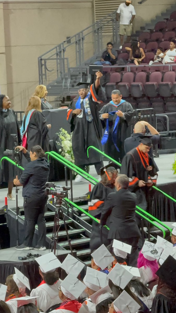 CollinDoesArt's tweet photo. GRADUATED! 😃🎓🧑‍🎓👨‍🎓(Late post) #Graduation https://t.co/G3PJNvYtb7