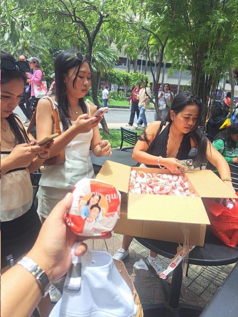 •sheen• (@sheendb0228) on Twitter photo Bubblies and Solids may pa burger po ang <a href="/CEBUbbliesOFC/">CEBUBBLIES OF DONBELLE</a> , here po sa may starbucks. Bubblies and Solids may pa burger po ang <a href="/CEBUbbliesOFC/">CEBUBBLIES OF DONBELLE</a> , here po sa may starbucks.