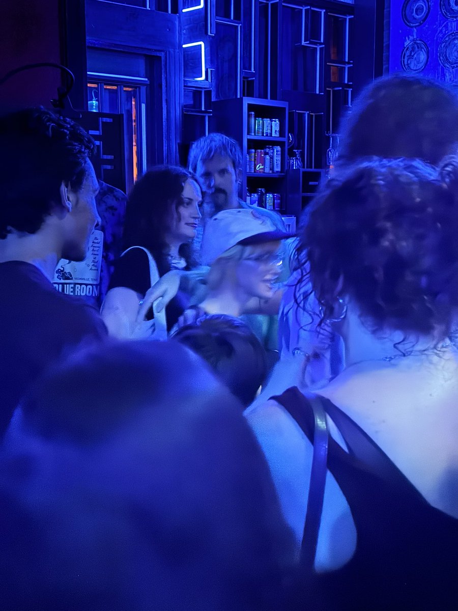 paramorebrasil's tweet image. Hayley estava na plateia do show de Zac hoje, na The Blue Room Nashville!
📷 @aarongnear
