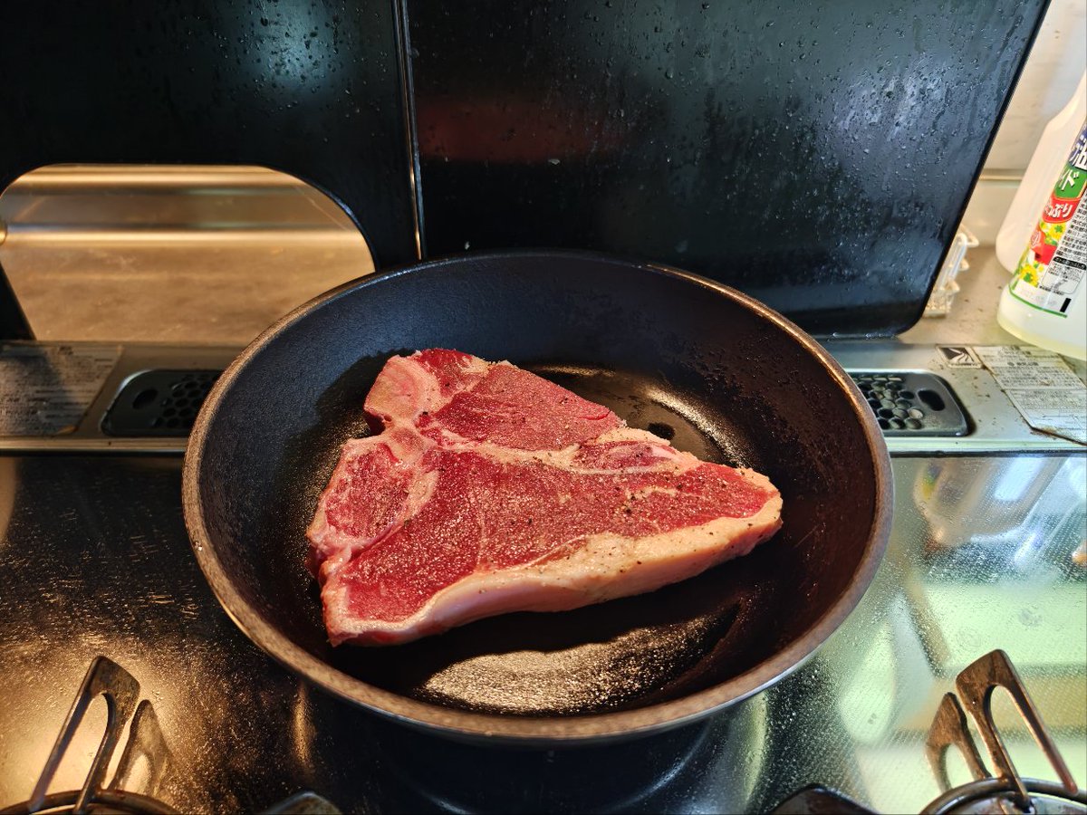 uho440's tweet image. 肉を♡肉を焼いています