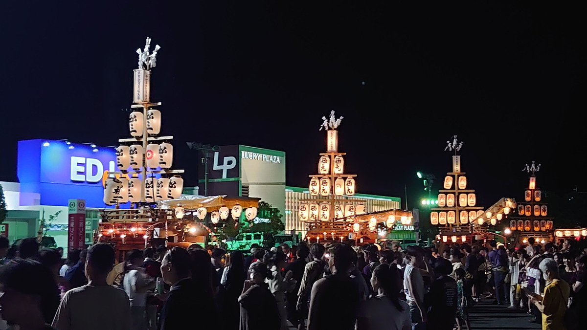 夏休みに入ったこの週末も各所で祭りが開催中。
四日市市富洲原地区の松原の石取祭りは、7/20夜には、イオンモール四日市北に集結、近くの聖武天皇社に練り込みます。

※写真は以前のものです。奥に写っているラッキープラザは7/25にロピア四日市北店としてオープンします

#yokkaichi #石取祭