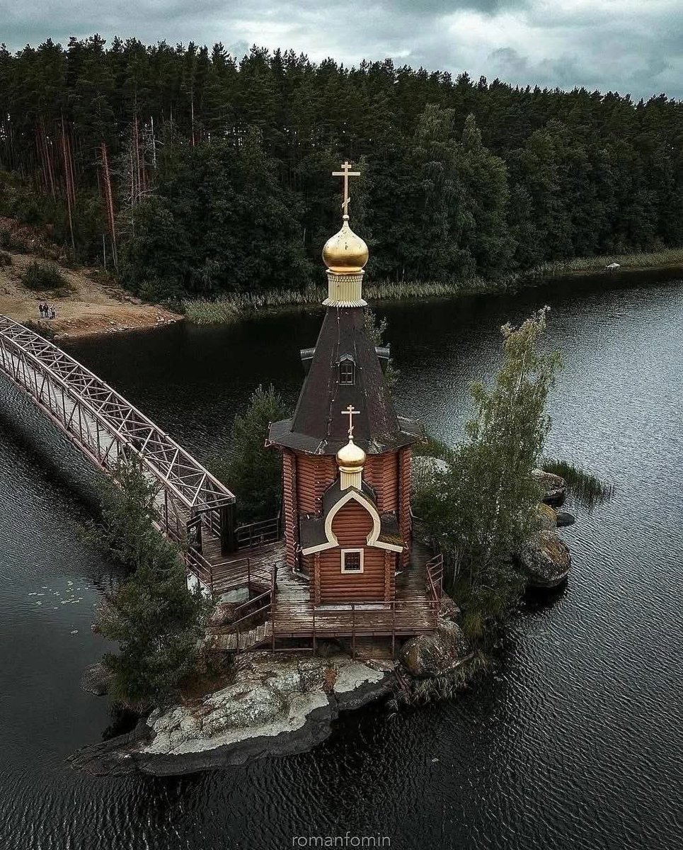 RusKrest77's tweet image. Церковь Андрея Первозванного на
Вуоксе - уединённое место, где царит умиротворение и спокойствие. Этот храм занесён в книгу рекордов
Гиннесса как единственная в мире церковь, построенная на маленьком острове. Её фундамент - монолитная скала, возвышающаяся из воды…