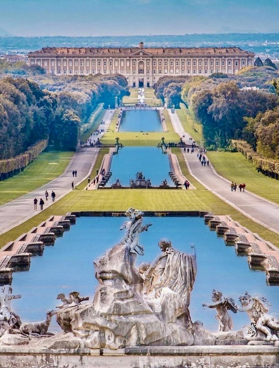 Los PALACIOS más bellos y únicos del mundo. 🧵

1. Cuando pienses en palacios reales, piensa en de Caserta, Italia, que es una de las residencias reales más grandes y hermosas del mundo.