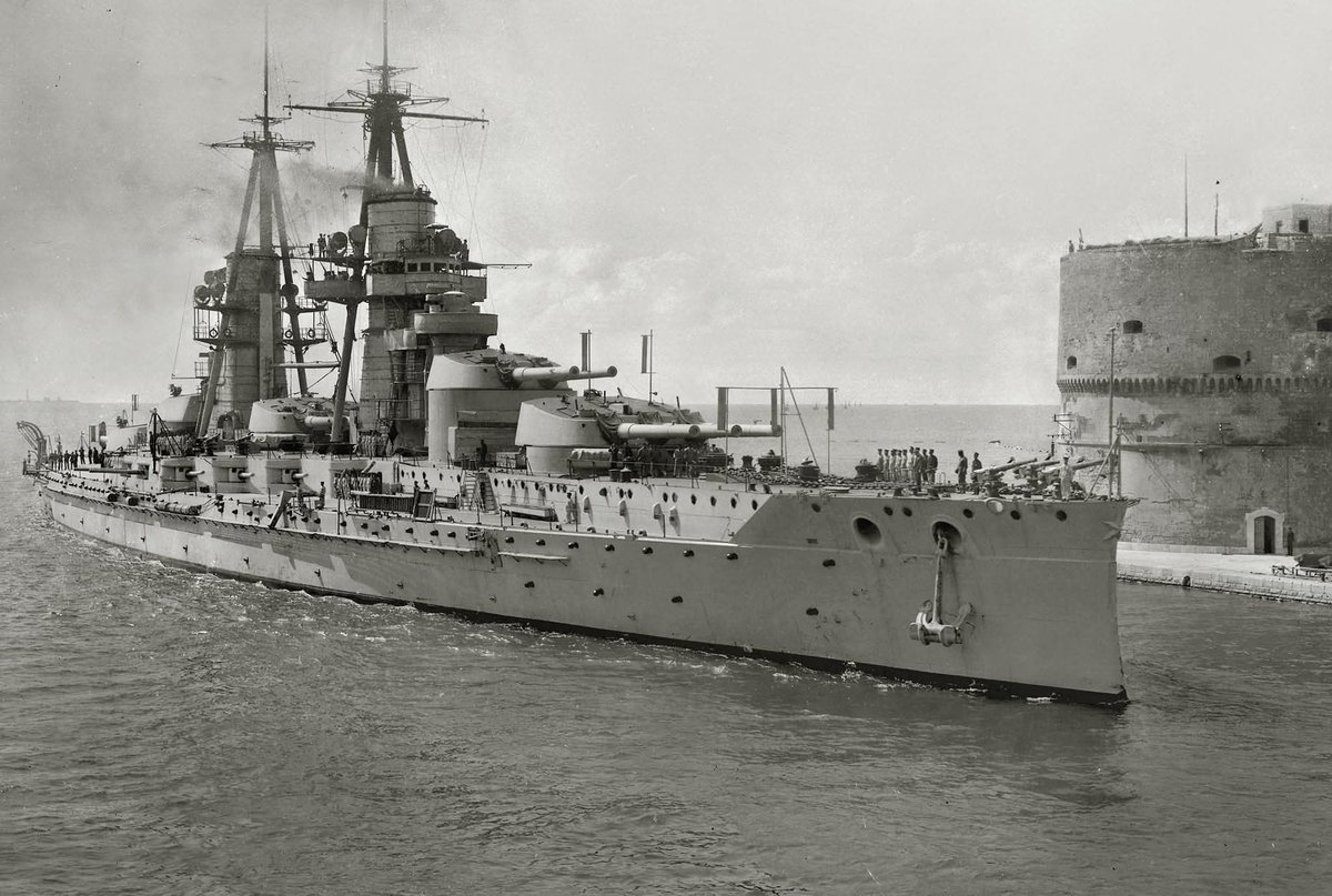thegeneralboard's tweet image. The Italian dreadnought Conte di Cavour steams into Taranto.
Of particular interest are the cluster of three guns at her bow. These were 76mm (3") Model 1909 guns, Italian guns built to a British design (Vickers QF 14-pounder).
The guns were equipped for anti-torpedo boat…