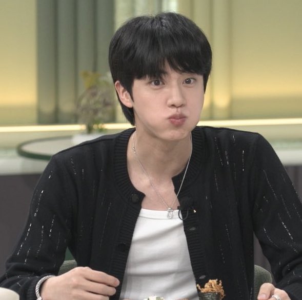 namujjinie's tweet photo. How is this the same person https://t.co/WuQttgKsPN