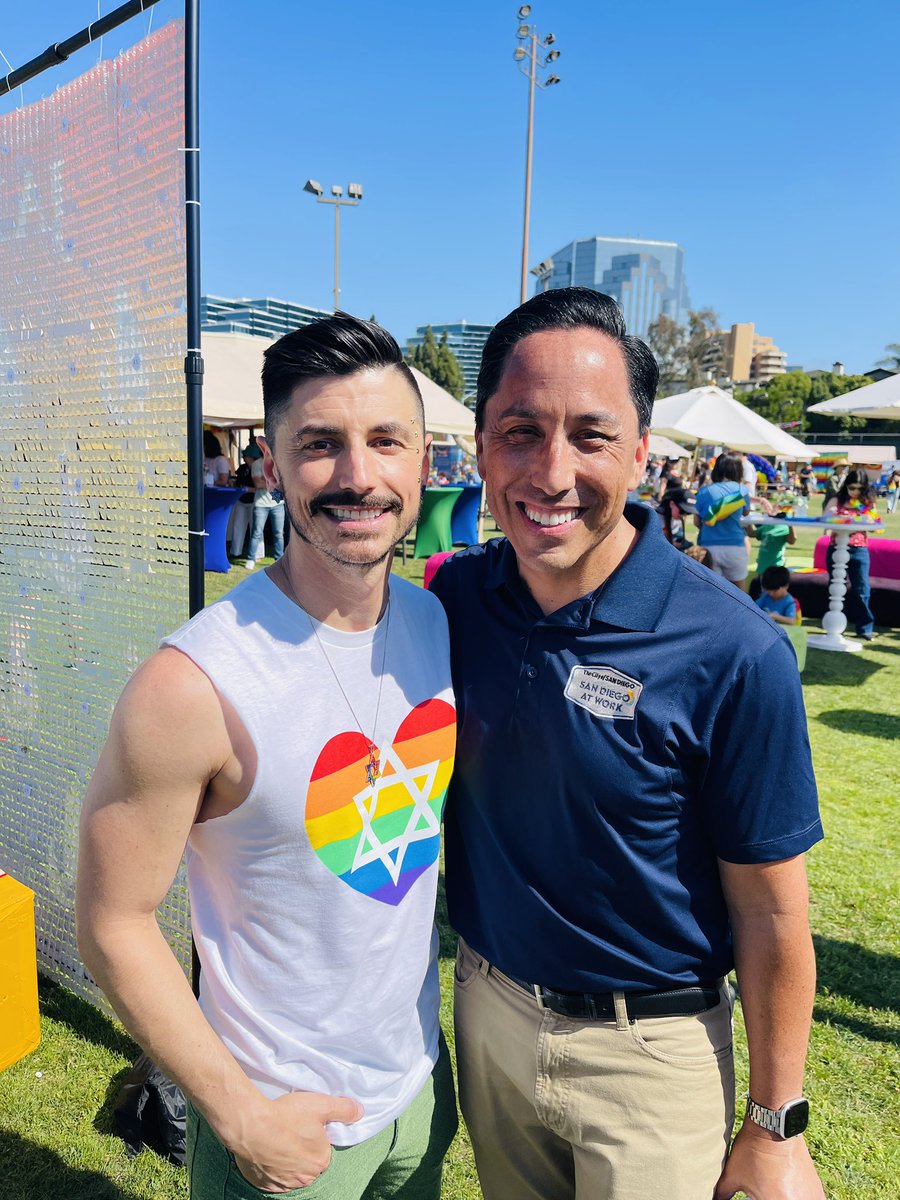 MayorToddGloria's tweet image. Pride and inclusion were on full display at the first-ever J Pride event in #LaJolla. Hosted by the Lawrence Family Jewish Community Center and dozens of local organizations, J Pride created space for joy, reflection, and unity. #Forward #ForAllofUs