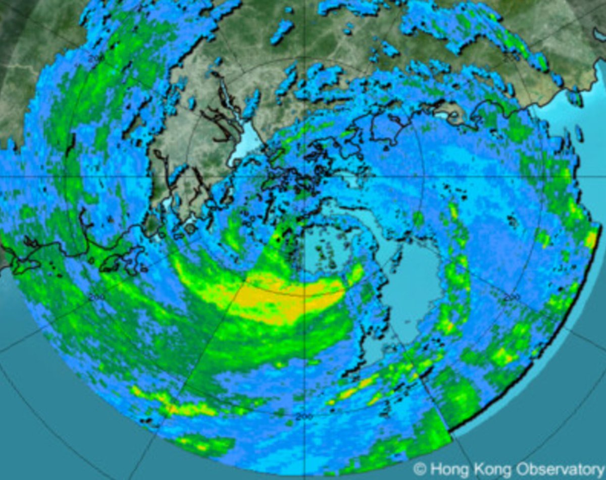 iCyclone's tweet image. WIPHA is scraping close to Hong Kong this Sunday morning. Radar shows well-organized cyclone with apparent eye & eyewall. Hong Observatory & JTWC class this as Cat-1 #typhoon, but JMA is stubbornly keeping it as TS despite surface obs that suggest it is, in fact, a typhoon. Odd.