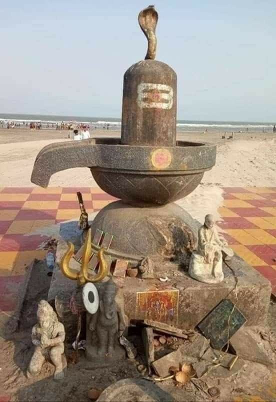 अच्छाई बांटते चलो मित्र,

सुकून और सम्मान दोनों खुद चलकर आएंगे…✍🏻

~हर हर महादेव 🍁