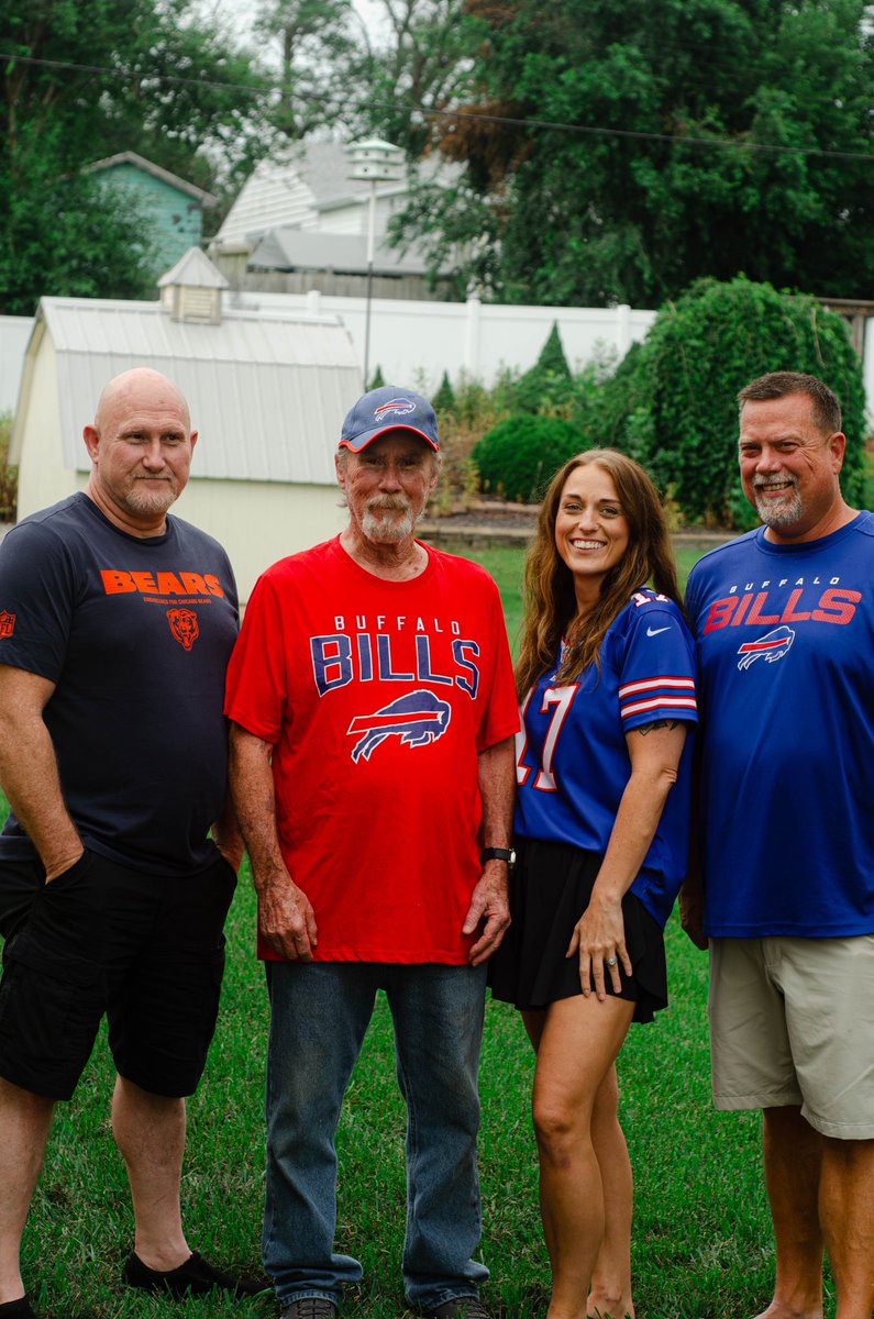 daniellesmiolb's tweet image. Dad dropped one of us on our head as a baby. Bet ya can’t guess which one. 🐻
#BillsMafia